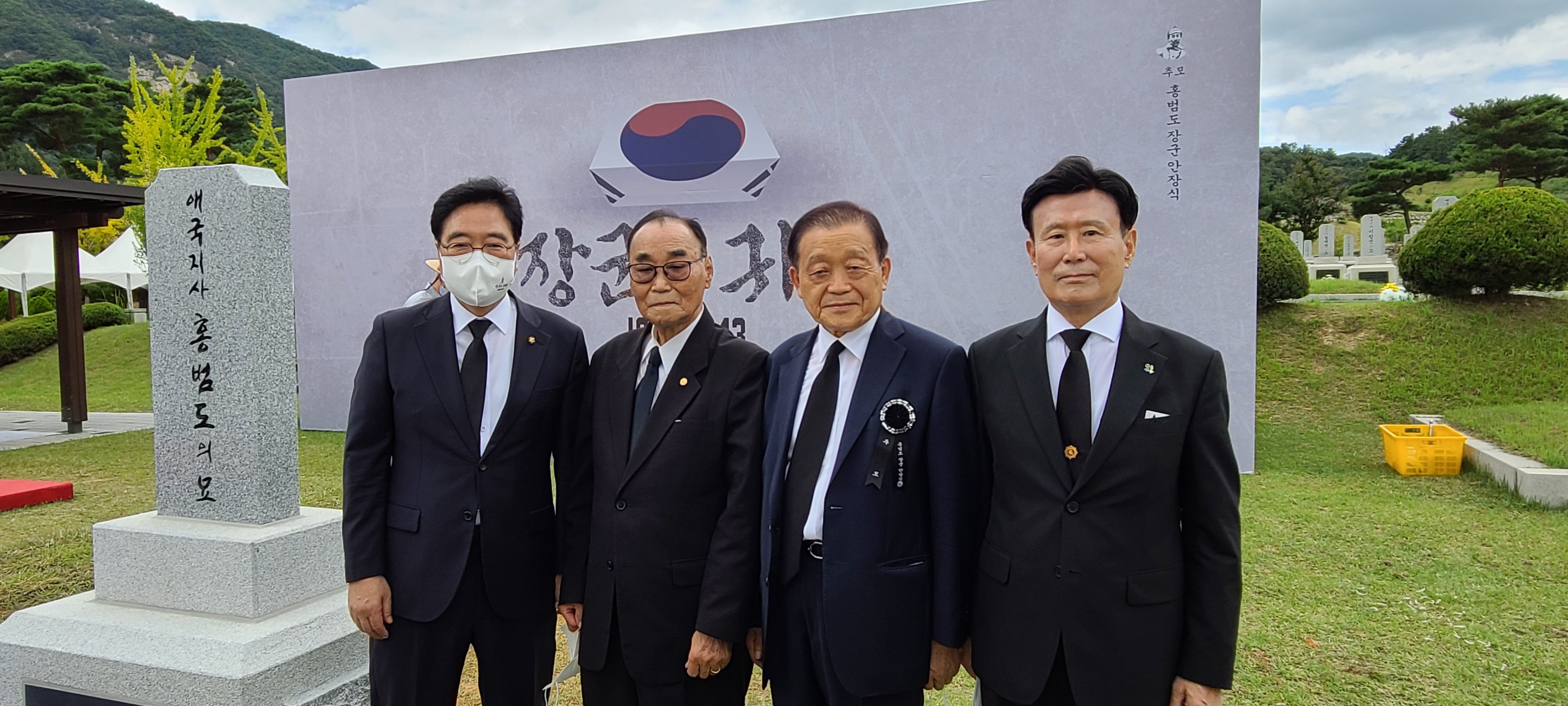 묘역 앞.jpg